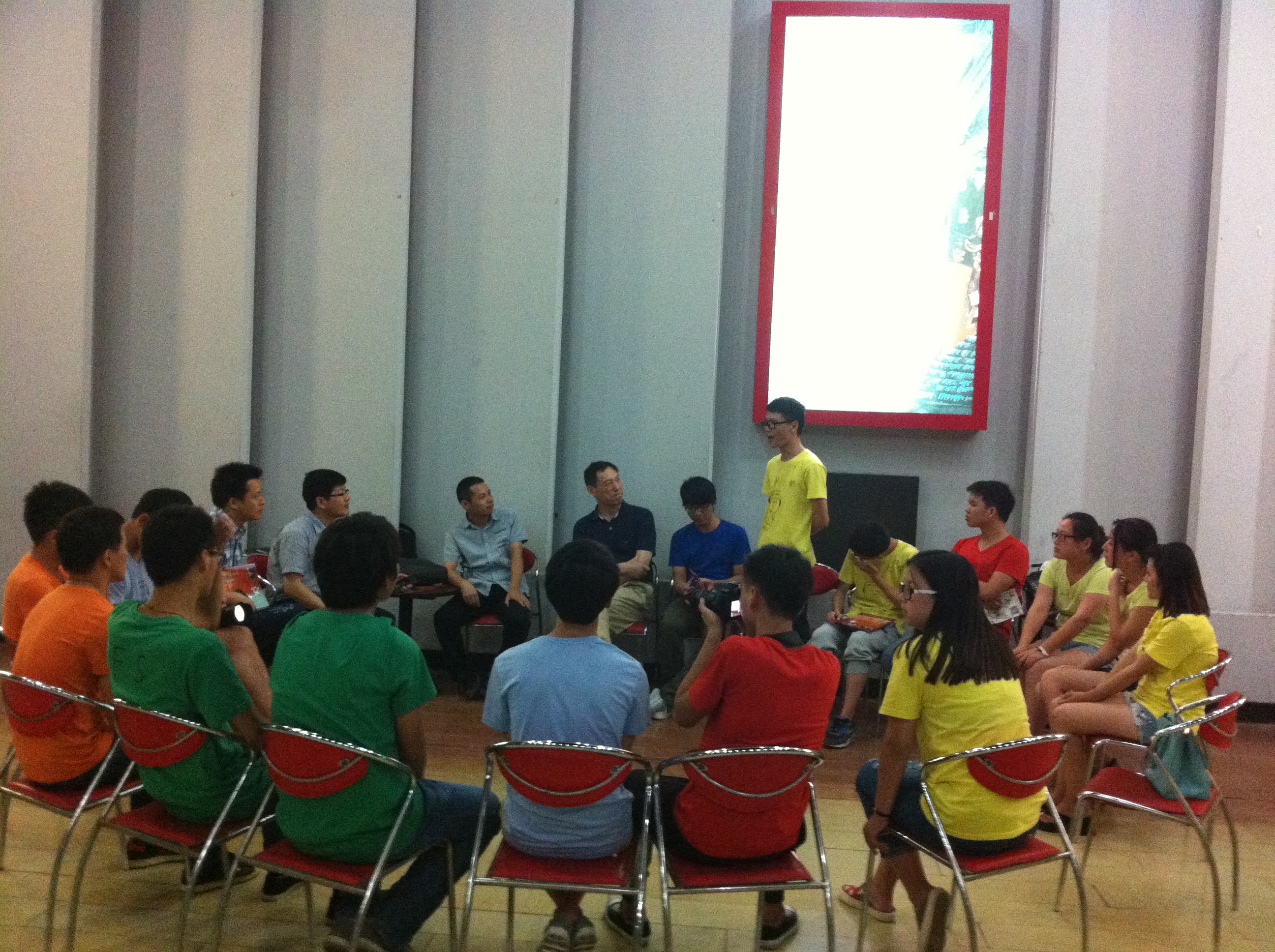 图为慰问领导一行听取队长实践汇报